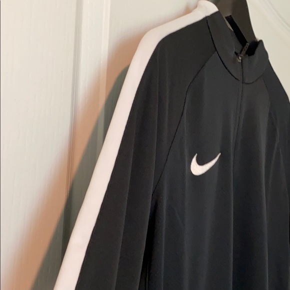 Nike 1/4 Zip Pullover - Picture 3 of 8